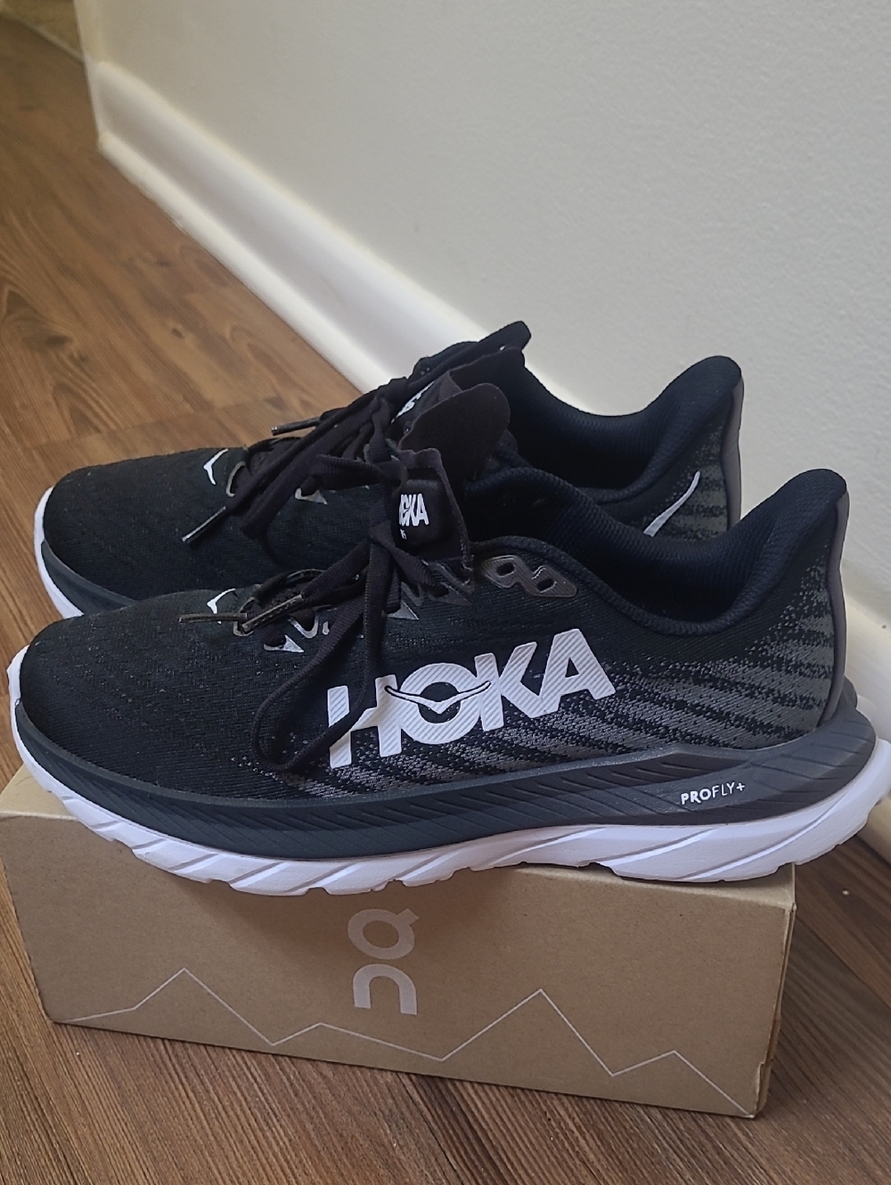 Hoka Men's Black and White Athletic Running Shoes 7.5 excellent.